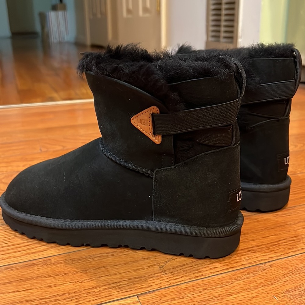 NWOT new never used UGG black bootie size 7